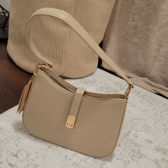Chic Tan Shoulder Bag - Picture 11 of 15